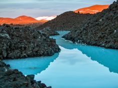 Koupat se ve vodě z elektrárny nebo v lázních komárů a užít si to? Jedině na Islandu!