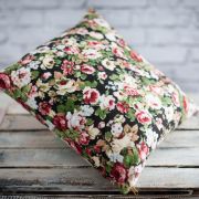 Drobný detail dokáže divy. Pokud toužíte převléct svůj domov do nového kabátku, nemusíte měnit všechen nábytek. Stačí po pohovce rozmístit pár polštářků s motivem rozkvetlých luk.