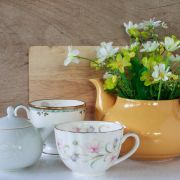 Vneste jaro do svých snídaní! Z hrnečků s potiskem květů vám čaj či káva bude chutnat hned o něco lépe.