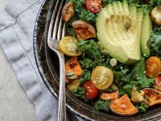 Kadeřávkový salátek se sezamem zasytí i detoxikuje