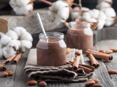 Na zahřátí: Karobovo-mandlové mléko se skořicí
