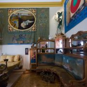 Typicky zařízené pokoje a dnes už slavná umělecká díla, tak si Dalí zařídil svoje Teatre-Museu ve Figueres.