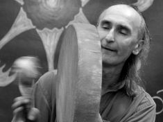 I rytmy bubnů umí léčit, říká transovní bubeník Michal Haman