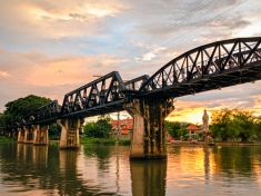 Thajská Železnice smrti přitahuje turisty jako magnet. Její stavba si vyžádala více než 100 000 obětí