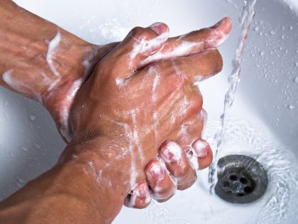 Myjete si ruce ve studené vodě? Je to prý stejně účinné jako v teplé!