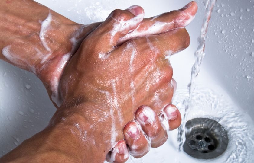 Myjete si ruce ve studené vodě? Je to prý stejně účinné jako v teplé!