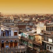 Pučící komerční centrum Indie Nové Dillí je mezinárodní obchodní uzel, který přitahuje cestující z celého světa. Na druhou stranu je město nechvalně známé jako jedno z nejšpinavějších destinací na světě a také získalo špatnou pověst kvůli sexuálním útokům na ženy. Britské ministerstvo zahraničí a ministerstvo zahraničí Spojených států amerických varují, že sexuální napadení zůstává nadále problémem především pro sólo cestovatelky. Tento kapitol má více než 12 miliónů obyvatel, krádeže jsou tu tak na denním pořádku. Podle TripAdvisoru se s kapsáři setkáte především na přelidněných trzích, na autobusových či vlakových nádražích.