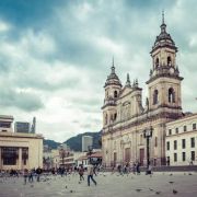 Hlavní město Kolumbie se s 8 milióny obyvatel řadí mezi jedno z nejlidnatějších měst Jižní Ameriky. I přes zesílené bezpečnostní opatření v posledních letech působí v Bogotě organizované skupiny specializující se na únosy turistů, řada ulic je ovládána drogovými kartely. Měli byste si tak dvakrát rozmyslet, než si zarezervujete let do této jihoamerické destinace. Podle ministerstva zahraničí jsou turisté často považováni za snadný cíl pro trestný čin. I když míra kriminality klesla v průběhu posledních 15 let, i tak je zde hrozba stále přítomna.