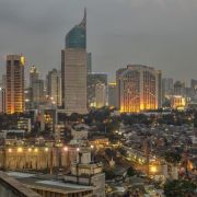 Populární destinace pro turisty, kteří touží po tropické dovolené, to je mezinárodní město Jakarta v Indonésii. To nabízí cestovatelům zdravou dávku dobrodružství a poznávání jedinečné kultury. I toto místo však ve stínech mrakodrapů skrývá svou stinnou stránku, kvůli které se vaše dovolená může snadno proměnit v noční můru. Podle britského ministerstva zahraničí hrozba terorismu a únosy cizinců představují největší nebezpečí v této oblasti. Navíc se Jakarta nachází na místě, které je náchylné k zemětřesení a tsunami bez předchozího varování.