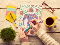 Terapie uměním aneb proč si pořídit antistresové omalovánky?