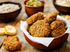 Rychlá svačinka: Ovesné koláčky s banánem a pistáciemi