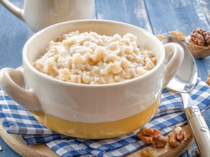 Jemná ovesná kaše s oříškovým máslem a datlovým sirupem – rychlá zdravá snídaně