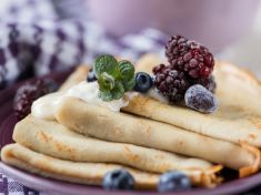 Lahůdka z vaší zahrádky: Pohankové palačinky s ostružinami