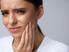 Výzkum potvrdil, že voda s bublinkami kazí zuby