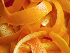 Tuny pomerančových šlupek vytvořily z neúrodné krajiny něco úžasného!