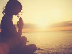 Způsobů jak pozdravit slunce je tolik, kolik stylů jógy. Zkuste ten prapůvodní!
