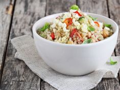 Rychlá fit večeře? Zkuste paprikový salát s quinoou a slaným sýrem