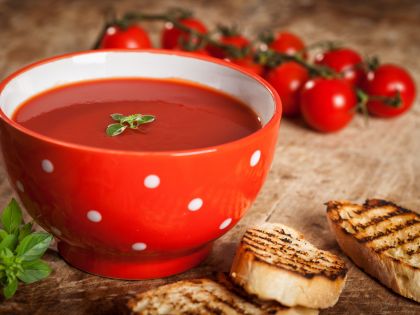 Pikantní rajčatová polévka s pepřem a quinoou aneb návod na to, jak vylízat talíř!