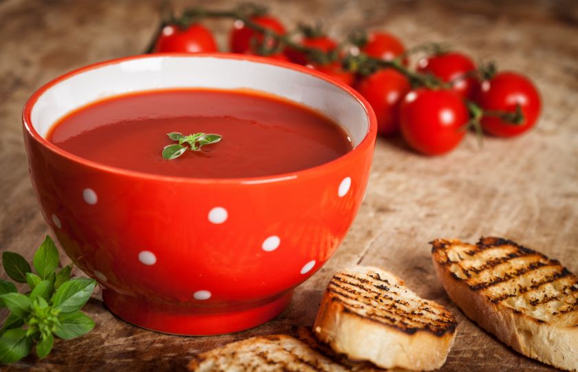 Pikantní rajčatová polévka s pepřem a quinoou aneb návod na to, jak vylízat talíř!
