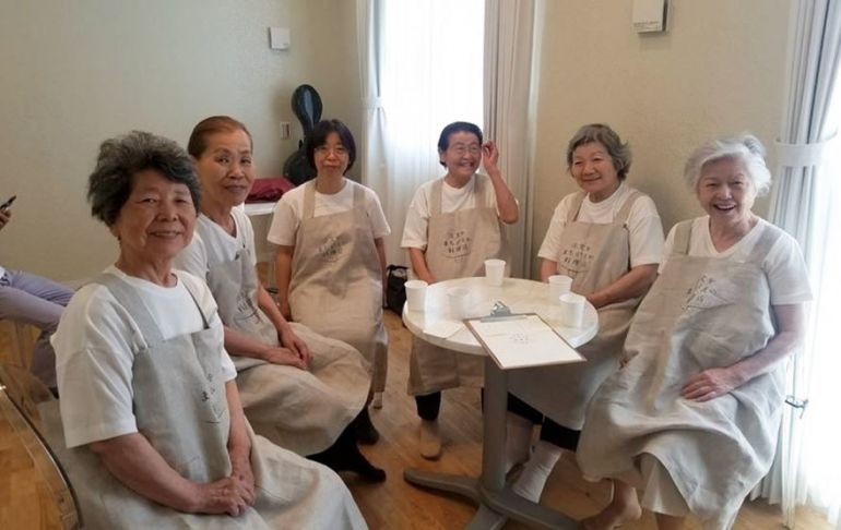 restaurace demence waiters dementia restaurant of order mistakes tokyo 9