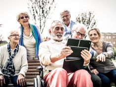 Chcete si ve stáří více pamatovat? Sledujte vtipná videa