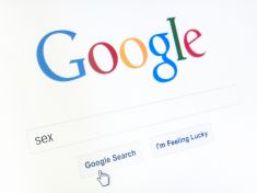 Přes léto vyhledáváme sex nejvíc – problém je, že jen na Googlu 