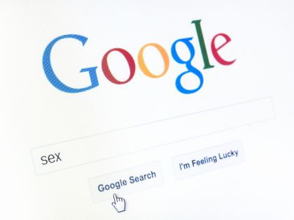 Přes léto vyhledáváme sex nejvíc – problém je, že jen na Googlu 