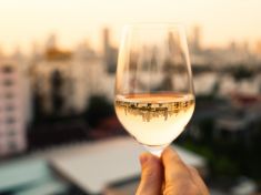 Pijete pravidelně jen sklenku? Pak by se vám demence na stáří měla vyhnout