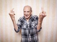 Senioři posílají šmejdům jasnou zprávu: Hrnce už nekoupíme! Ani když se pomodlíte