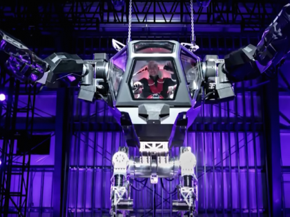 Video: Jako superpadouch! Miliardář Jeff Bezos navlékl robotický oblek. 