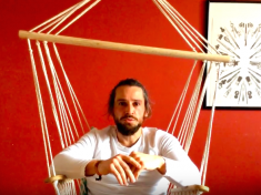 Dali byste dítěti do ruky nůž?