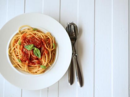 Rychlé páteční špagety s rajčatovým pestem. Chuť zaručená redakcí flowee!