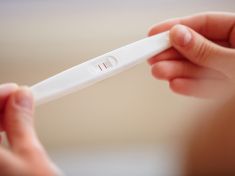 Umělé oplodnění (ne)rovná se umělá rodina? Otěhotnět se dá jen se souhlasem muže 