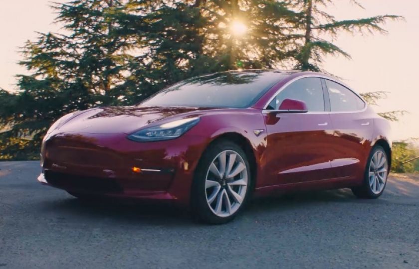 Tesla Model 3 je nejočekávanějším elektromobilem roku 2017. Máme jeho podrobnou recenzi!
