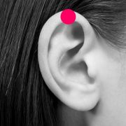 Horní část ucha je přímo propojená se zády a rameny. Aplikování kolíčku po dobu asi jedné minuty by mělo přispět ke snížení napětí. Opakujte několikrát denně.