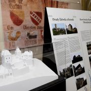 Interiér výstavy s maketou Karlštějnu.