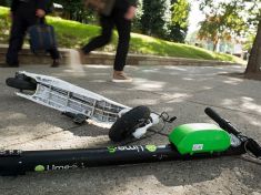 Ve Varšavě skončilo 200 koloběžek Lime na odtahovém parkovišti