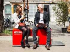 Co všechno se dá dělat s lavičkou ve městě a jak na to jdou marketingoví kreativci