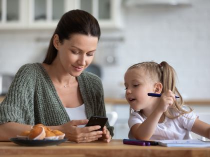 Rodiče řeší, jak dostat děti od mobilů. Měli by začít u sebe, radí odborníci