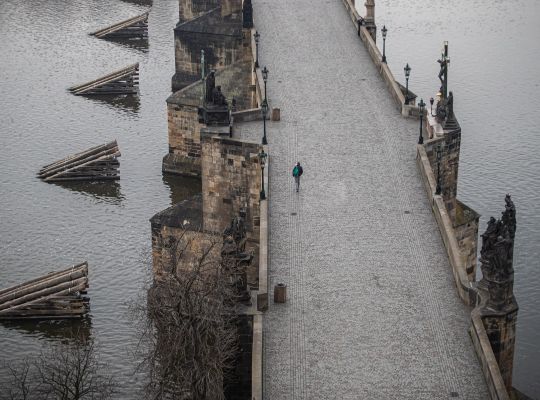 Doma zůstává o 80 procent Pražanů víc než obvykle, zjistili operátoři