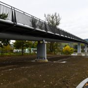 Praha 7 otevřela novou Trojskou lávku. Může po ní jezdit i záchranka