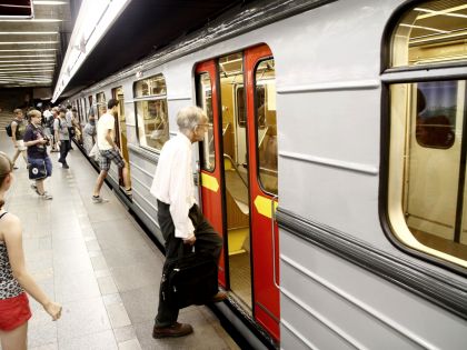 Zakázku na opravu souprav metra za 22 miliard prověří interní audit