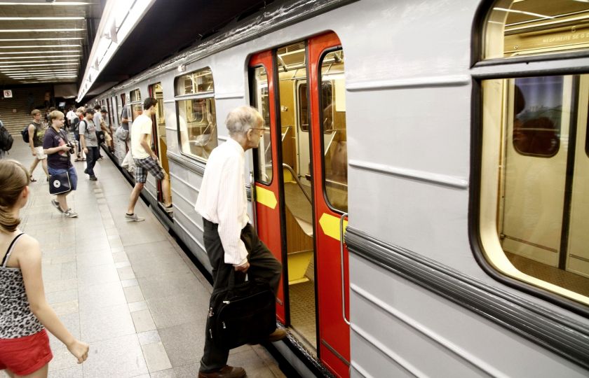 Zakázku na opravu souprav metra za 22 miliard prověří interní audit
