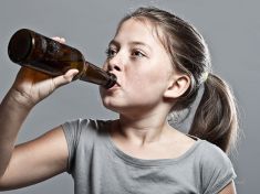 Britové přestávají pít, zato Češi naopak přikládají pod kotel