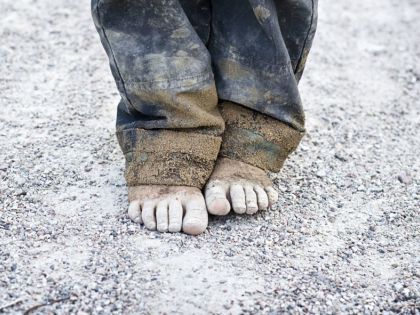 Tajemství Nového Zélandu: Tisíce dětí chodí kvůli chudobě bosy