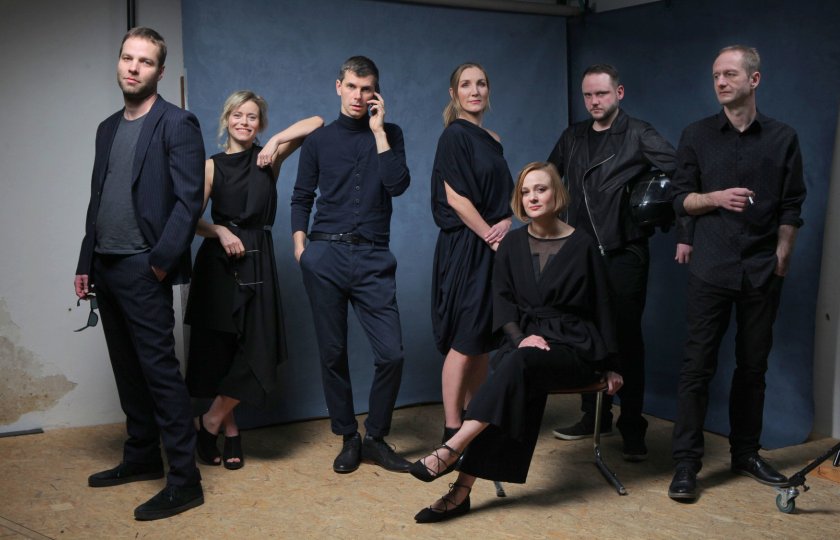 Zleva: Jaromír Hasoň, Nora Grundová, Honza Müller, Míša Zajíčková, Honza Kolář, Luboš Heger a Hana de Goeij sedící