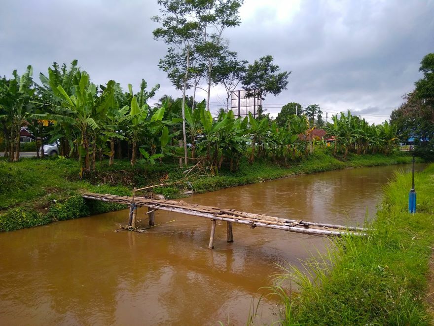 most pres reku na vesnici