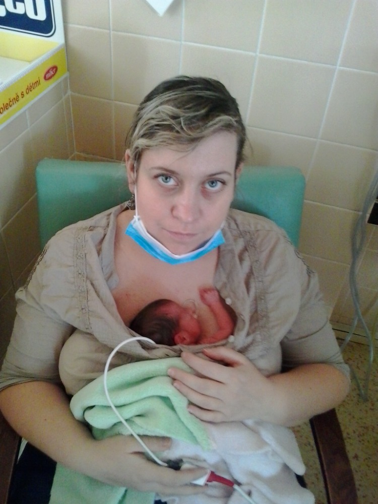 Petra s Maruškou těsně po porodu. 20160319 154356 1
