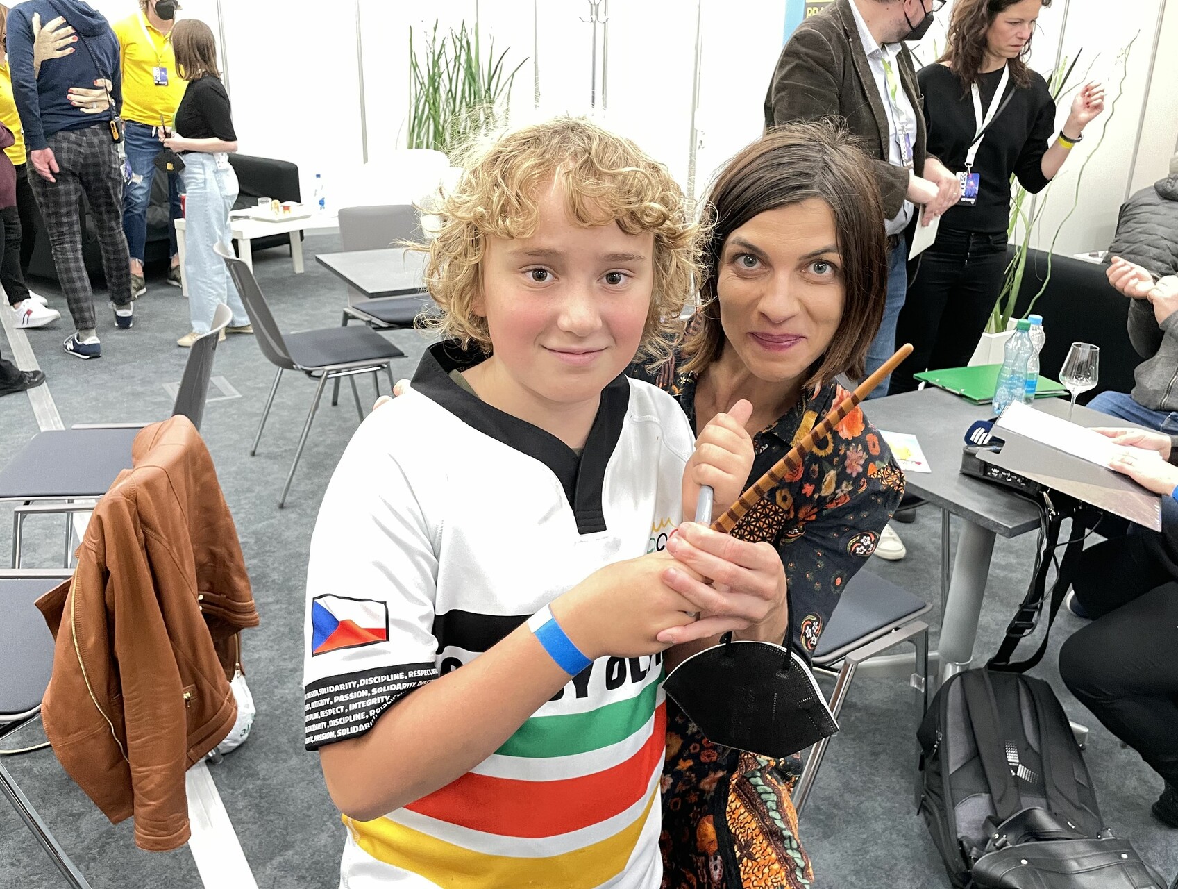 Natalia Tena, představitelka Nymphadory Tonks z Harryho Pottera, podepisuje fanouškovi kouzelnou hůlku. (zdroj: Zdeněk Strnad) 5 comiccon zs nataliatena