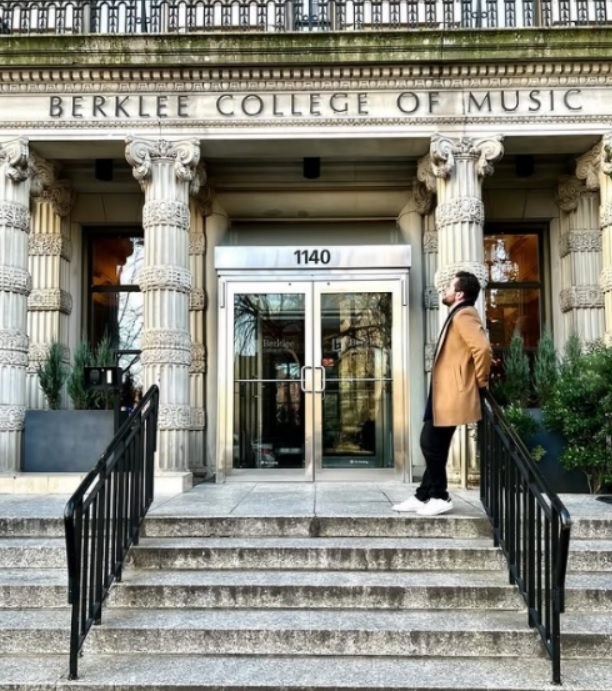 Sebastian před svou newyorskou alma mater. almamater